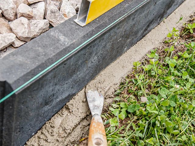 Jaki cement pod obrzeża, aby zapewnić trwałość i estetykę?