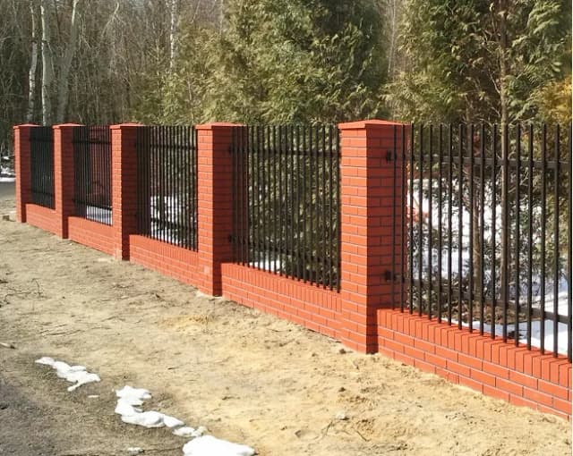 Ile kosztuje ogrodzenie z klinkieru: kompletny cennik materiałów i robocizny